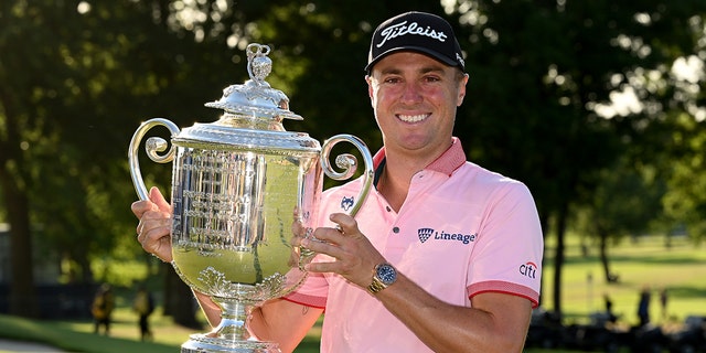 Justin Thomas of the USA celebrates with the Wanamaker Trophy after the final round of the PGA Championship at Southern Hills Country Club on May 22, 2022 in Tulsa, 俄克拉荷马州. 