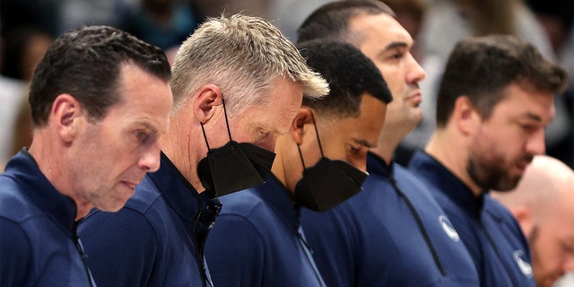 Head coach Steve Kerr of the Golden State Warriors joins a moment of silence for the victims of the mass shooting in Uvalde, Texas, before the Western Conference Finals against the Mavericks on May 24, 2022, en dallas, Texas.
