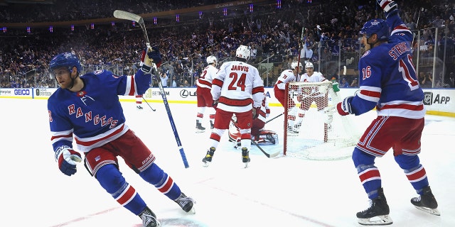 Andrew Cope dari New York Rangers merayakan gol inning ketiganya melawan Carolina Hurricanes di Game 4 babak kedua playoff Piala Stanley di Madison Square Garden pada 24 Mei 2022.