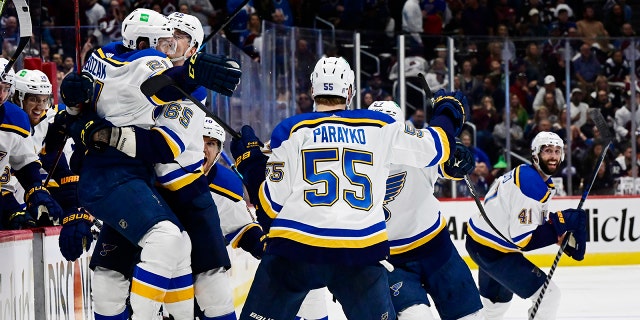 Trung tâm St. Louis Blues Tyler Bozak, trái, ăn mừng bàn thắng ngoài giờ chiến thắng của mình trước Colorado Avalanche ở Denver vào ngày 25 tháng 5 năm 2022.
