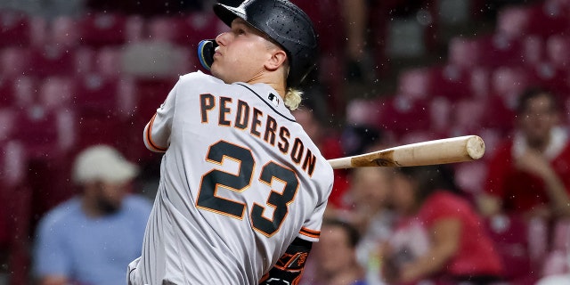 Joc Pederson #23 of the San Francisco Giants flies out in the fourth inning against the Cincinnati Reds at Great American Ball Park on May 27, 2022, en Cincinnati, Ohio.