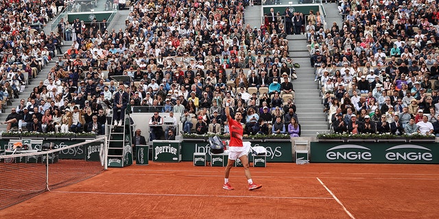 Novak Djokovic de Serbie célèbre lors du match du quatrième tour du simple messieurs de l'Open de France 2022  