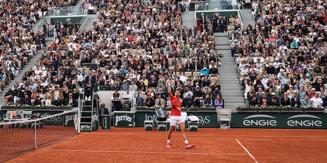 Serbiens Novak Djokovic fejrer sin sejr over argentinske Diego Schwartzman under herresinglekampen i fjerde runde på dag otte af French Open 2022 på Roland Garros den 29. maj 2022 i Paris, Frankrig.