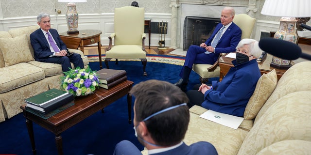 رئیس جمهور ایالات متحده جو بایدن (C) با جروم پاول، رئیس فدرال رزرو و جانت یلن، وزیر خزانه داری، در دفتر بیضی شکل در کاخ سفید در 31 می 2022 در واشنگتن دی سی دیدار می کند.  این سه نفر برای گفتگو در مورد طرح دولت بایدن برای مبارزه با تورم بی سابقه ملاقات کردند.