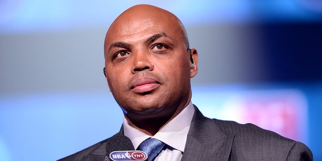 Retired NBA player Charles Barkley speaks as Fall Out Boy takes the stage at American Express All-Star Live at Hammerstein Ballroom Feb. 12, 2015, ニューヨーク市で. 