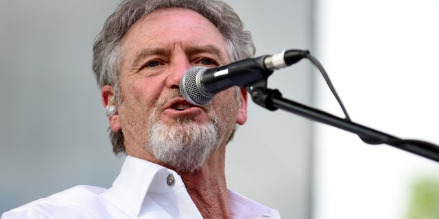 Larry Gatlin has withdrawn from the annual NRA conference in Houston.
