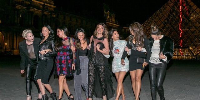 Kim Kardashian và bạn bè của cô được nhìn thấy trước bảo tàng Louvre vào tháng 5 năm 2014 trước đám cưới của cô với Kanye West.