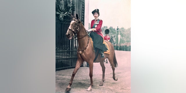 La princesa Isabel representa al Rey en la fiesta Troops of Color.