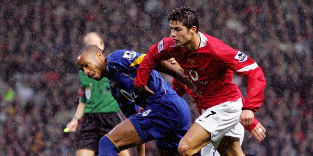 Cristiano Ronaldo of Manchester United clashes with Thierry Henry of Arsenal during the Barclays Premiership match Oct. 24, 2004, マンチェスターで, イングランド. 