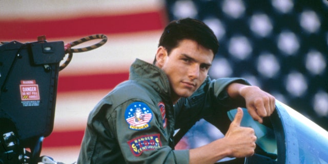 O ator americano Tom Cruise no set de Top Gun, dirigido por Tony Scott.  (Foto por Paramount Pictures/Sunset Boulevard/Corbis via Getty Images)