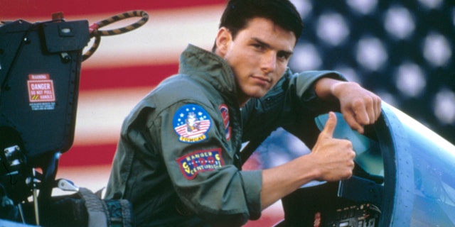 Der amerikanische Schauspieler Tom Cruise am Set von Top Gun unter der Regie von Tony Scott.  (Foto von Paramount Pictures/Sunset Boulevard/Corbis via Getty Images)