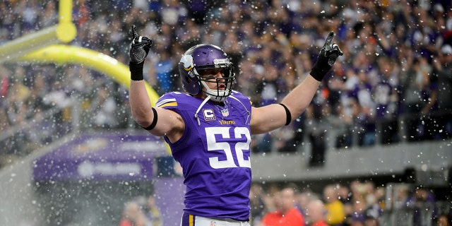 Chad Greenway # 52 des Vikings du Minnesota est présenté avant le match contre les Bears de Chicago le 1er janvier 2017 au US Bank Stadium de Minneapolis, Minnesota. 