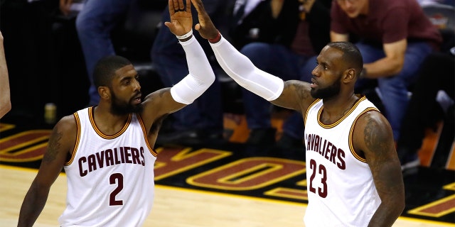 Kyrie Irving #2 và LeBron James #23 của Cleveland Cavaliers ăn mừng sau trận đấu trong quý đầu tiên với Golden State Warriors trong Game 4 của Trận chung kết NBA 2017 tại Quicken Loans Arena vào ngày 9 tháng 6 năm 2017 tại Cleveland, Ohio.