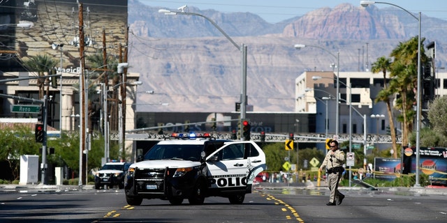 La policía de Las Vegas investiga una calle lateral cerca de Las Vegas Village después de que un hombre armado solitario abriera fuego en el festival de música country Route 91 Harvest el 2 de octubre de 2017 en Las Vegas, Nevada. 