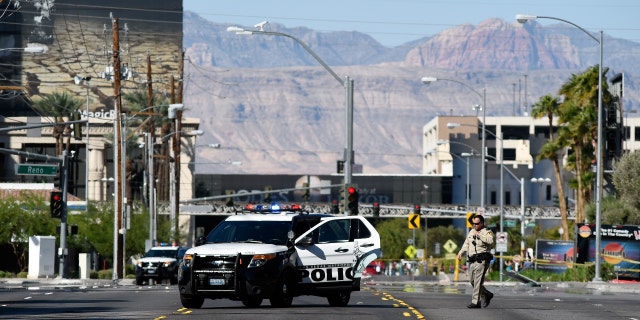 La policía de Las Vegas investiga una calle lateral cerca de Las Vegas Village después de que un hombre armado solitario abriera fuego en el festival de música country Route 91 Harvest el 2 de octubre de 2017 en Las Vegas, Nevada. 