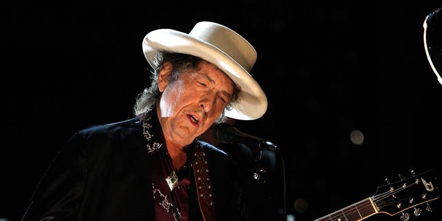 O músico Bob Dylan se apresenta no palco em junho de 2009.