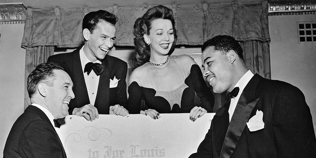 Nhà vô địch hạng nặng Joe Louis được vinh danh là "một chiến binh vĩ đại và một người Mỹ vĩ đại" tại một bữa ăn tối do Hội nghị phía Nam về Phúc lợi con người tổ chức tại khách sạn Waldorf Astoria ở Thành phố New York vào ngày 16 tháng 12 năm 1946. Nhà vô địch được chúc mừng bởi Tiến sĩ Clark Foreman, trái, chủ tịch của tổ chức.  Đứng sau một cuộn giấy khổng lồ, có ghi những lời tưởng nhớ cá nhân của nhiều người nổi tiếng, là Frank Sinatra, người đóng vai trò là chủ tọa và chủ lễ trong bữa tối, và nữ diễn viên Carole Landis.