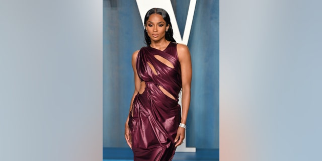Ciara attends the 2022 Vanity Fair Oscar party on March 27, 2022, en Beverly Hills, California.