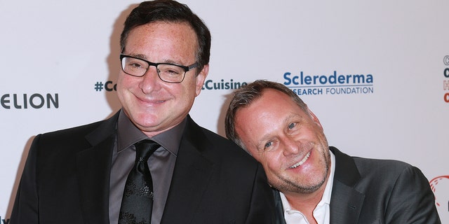 Coulier remembers meeting Saget at age 18 as a young comic and shared that he ended up "sleeping on his couch" while the two were shooting "客满" 和 "became instant friends."