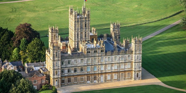 Château de Highclere , le siège de campagne du comte de Carnarvon , qui était également le lieu de l'émission télévisée "Downton Abbey."