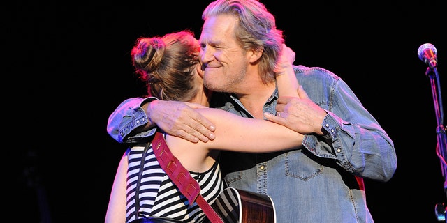 Jeff Bridges présente sa fille Jessie Bridges lors de son concert avec The Abiders au City National Grove d'Anaheim en Californie.