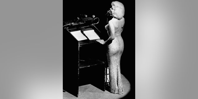 A atriz Marilyn Monroe canta 'Parabéns' para o presidente John F. Kennedy no Madison Square Garden, em seu aniversário de 45 anos.