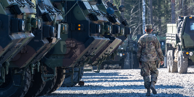 Американская военная техника замечена 11 марта на территории военного полигона Графенвор в Германии.