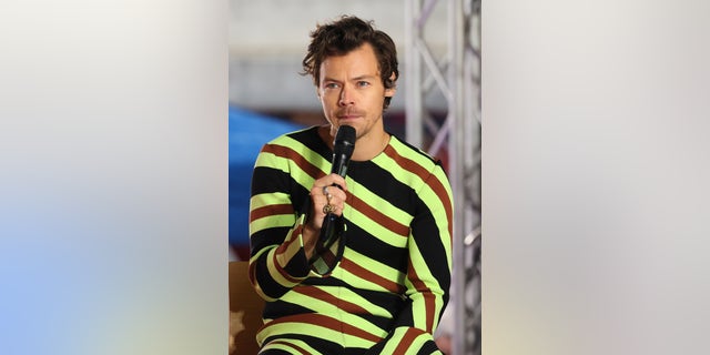 Harry Styles parle sur scène à NBC "Aujourd'hui" au Rockefeller Plaza le 19 mai 2022 à New York.