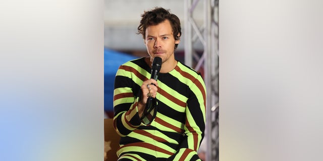 Harry Styles habla en el escenario de NBC "hoy dia" En Rockefeller Plaza el 19 de mayo de 2022 en la ciudad de Nueva York.