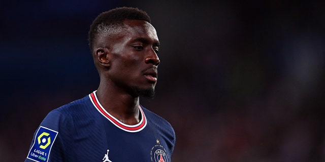 يراقب إدريسا غاي من فريق PSG خلال مباراة ESTAC Troyes في 8 مايو 2022 في باريس.