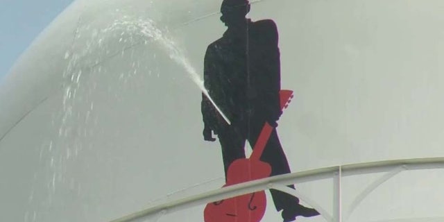 Timothy Sled photographed Johnny Cash's silhouette on Kingsland's water tank causing a leak.