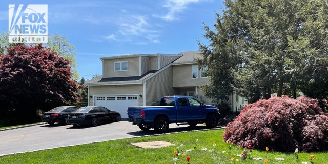 Įtariamasis 16-metis žmogžudyste subadė Jimmy McGrathą prie šio namo Laurel Glen Drive Milforde, Konektikuto valstijoje, kur lauke buvo pastatytas širdies formos memorialas. 