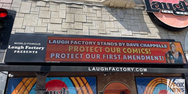 A lendária Laugh Factory em Los Angeles mostra apoio ao comediante Dave Chappelle em 4 de maio de 2022, após o "Varas e pedras" orador foi abordado durante sua "Netflix é uma piada: o festival" apresentação no famoso Hollywood Bowl.