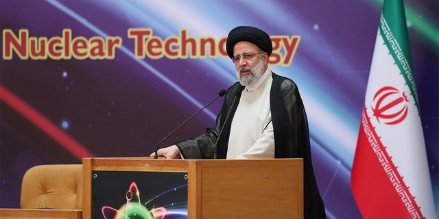 İran Cumhurbaşkanı Ebrahim Reisi, İran Atom Enerjisi Kurumu'nun Ulusal Nükleer Teknoloji Günü münasebetiyle 9 Nisan 2022'de İran'ın Tahran kentindeki Uluslararası Konferans Merkezi'nde düzenlediği sergiyi ziyaretinde bir konuşma yapıyor. 