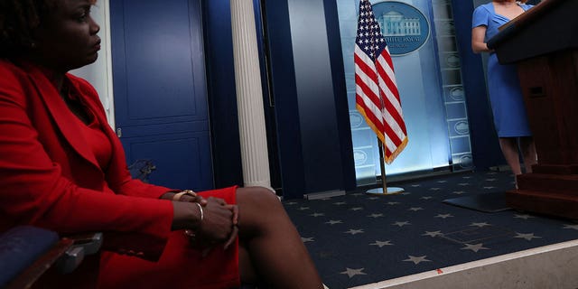我们. White House Press Secretary Jen Psaki holds a press briefing as soon to be White House Press Secretary Karine Jean-Pierre watches at the White House in Washington, 我们。, 可能 12, 2022.
