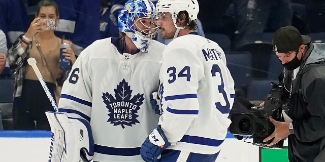 Toronto Maple Leafs goaltender Jack Campbell (36) and center Auston Matthews (34) celebrate after the team defeated the Tampa Bay Lightning during Game 3 of an NHL hockey first-round playoff series Friday, Maggio 6, 2022, a Tampa, Fla.