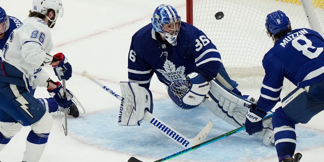 Tembakan dari bek Tampa Bay Lightning Ryan McDonagh (27) mengalahkan kiper Toronto Maple Leafs Jack Campbell (36), ketika Tampa Bay Lightning melihat pemain sayap kanan Nikita Kucherov (86) dan pemain bertahan Leafs Jake Muzin (8) selama periode ketiga pertandingan. permainan kelima.  Seri babak pertama babak playoff Piala Stanley NHL Hockey League, Selasa, 10 Mei 2022, di Toronto. 