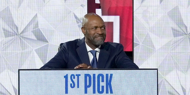 Orlando Magic president of basketball operation Jeff Weltman smiles after NBA deputy commissioner Mark Tatum announced that the Magic have won the first pick in the 2022 NBA Draft during the 2022 NBA basketball Draft Lottery Tuesday, Mei 17, 2022, in Chicago.