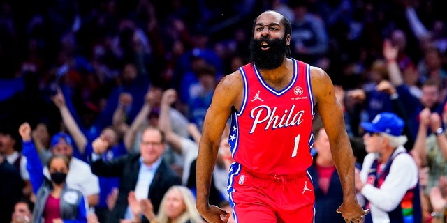 Philadelphia 76ers' James Harden reacts during the first half of Game 4 of an NBA basketball second-round playoff series against the Miami Heat, domingo, Mayo 8, 2022, en Filadelfia. 
