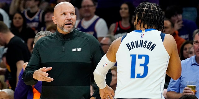 L'entraîneur-chef des Dallas Mavericks Jason Kidd, à gauche, s'entretient avec le garde des Mavericks Jalen Brunson lors de la seconde moitié du match 5 d'une série éliminatoire de deuxième tour de basket-ball de la NBA contre les Phoenix Suns le mardi 10 mai 2022 à Phoenix.