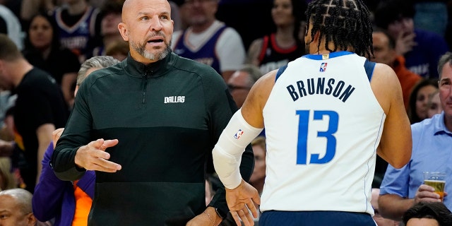 L'entraîneur-chef des Dallas Mavericks Jason Kidd, à gauche, s'entretient avec le garde des Mavericks Jalen Brunson lors de la seconde moitié du match 5 d'une série éliminatoire de deuxième tour de basket-ball de la NBA contre les Phoenix Suns le mardi 10 mai 2022 à Phoenix.