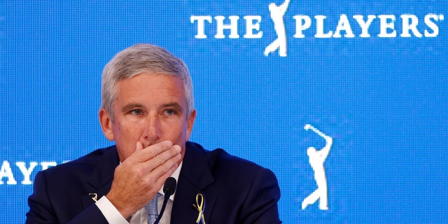 Komisarz PGA Tour Jay Monahan przemawia podczas konferencji prasowej przed mistrzostwami graczy, która odbędzie się 8 marca 2022 r. w Ponte Vedra Beach na Florydzie.