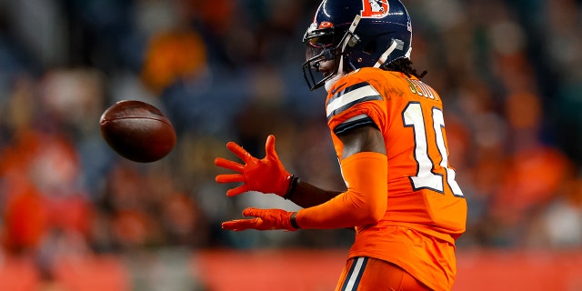 Jerry Jeudy catches ball