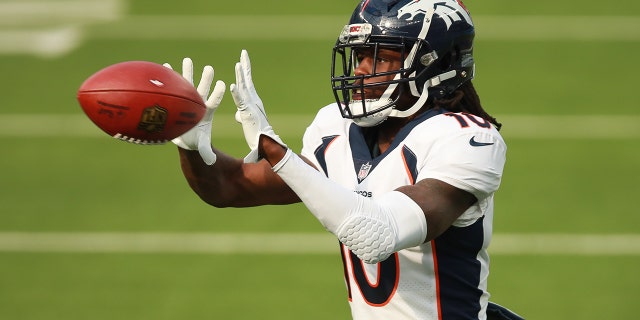 Broncos player Jerry Jeudy warms up