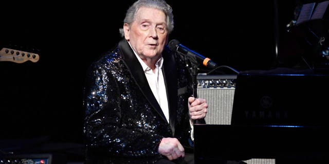 Elton John, Ringo Starr, Dennis Quaid and Others Pay Tribute to the Late Jerry Lee Lewis 1 Elton John, Ringo Starr, Dennis Quaid and other celebrities honored Jerry Lee Lewis following his death at the age of 87.