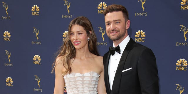 Jessica Biel e Justin Timberlake participam do 70º Emmy Awards no Microsoft Theater em 17 de setembro de 2018.