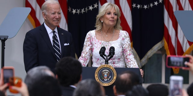 La primera dama Jill Biden habla mientras el presidente Biden ofrece una recepción del Cinco de Mayo en el jardín de rosas de la Casa Blanca el jueves 5 de mayo de 2022.