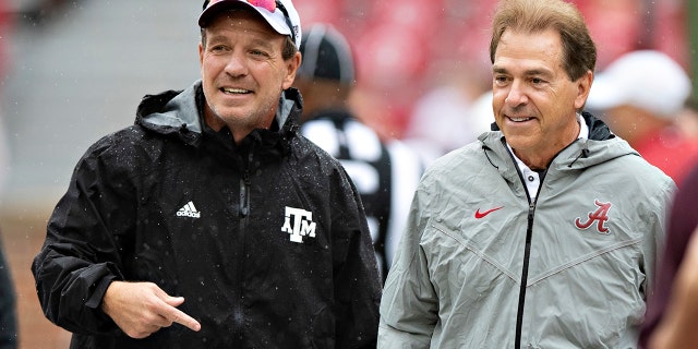 يتحدث المدرب جيمبو فيشر من فريق Aggies مع المدرب نيك سابان من Crimson Tide في ملعب Bryant-Denny في 22 سبتمبر 2018 في Tuscaloosa ، ألاباما.