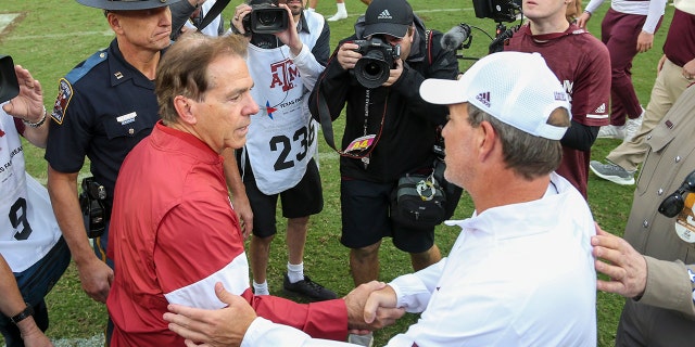 12 octobre 2019 ;  College Station, TX, États-Unis ;  L'entraîneur-chef de l'Alabama Crimson Tide Nick Saban et l'entraîneur-chef des Texas A&M Aggies Jimbo Fisher se serrent la main à la fin du match à Kyle Field. 