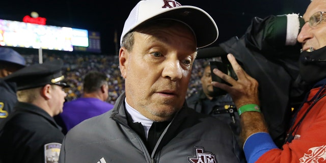 رد المدرب جيمبو فيشر من تكساس إيه آند إم أجيس بعد الخسارة أمام LSU Tigers في ملعب تايجر في 27 نوفمبر 2021 في باتون روج ، لويزيانا.